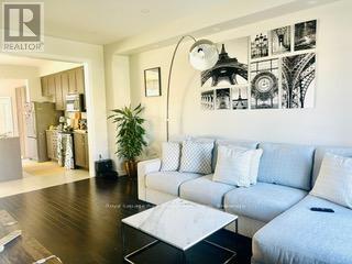 107 East'S Corners Boulevard, Vaughan, ON - Indoor Photo Showing Living Room