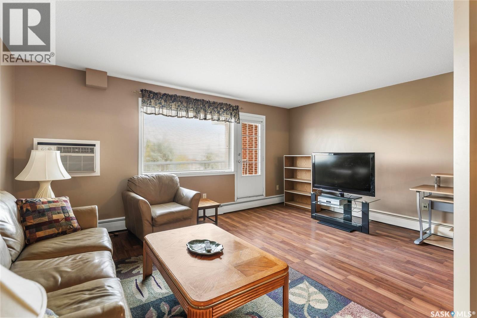15 365 Angus Street, Regina, SK - Indoor Photo Showing Living Room
