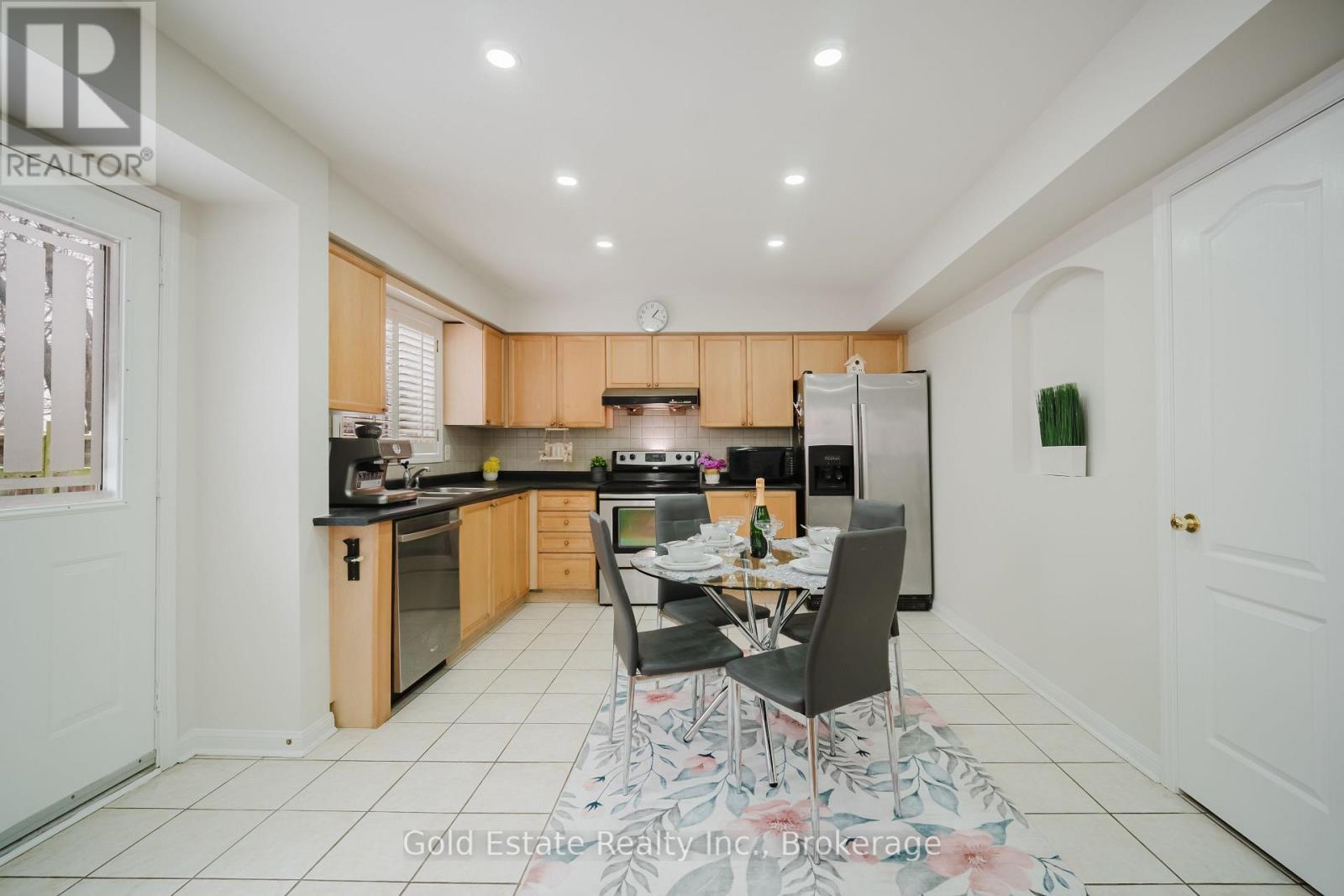 1627 Samuelson Circle, Mississauga, ON - Indoor Photo Showing Kitchen