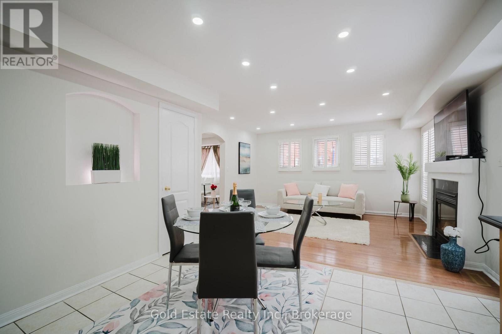 1627 Samuelson Circle, Mississauga, ON - Indoor Photo Showing Dining Room
