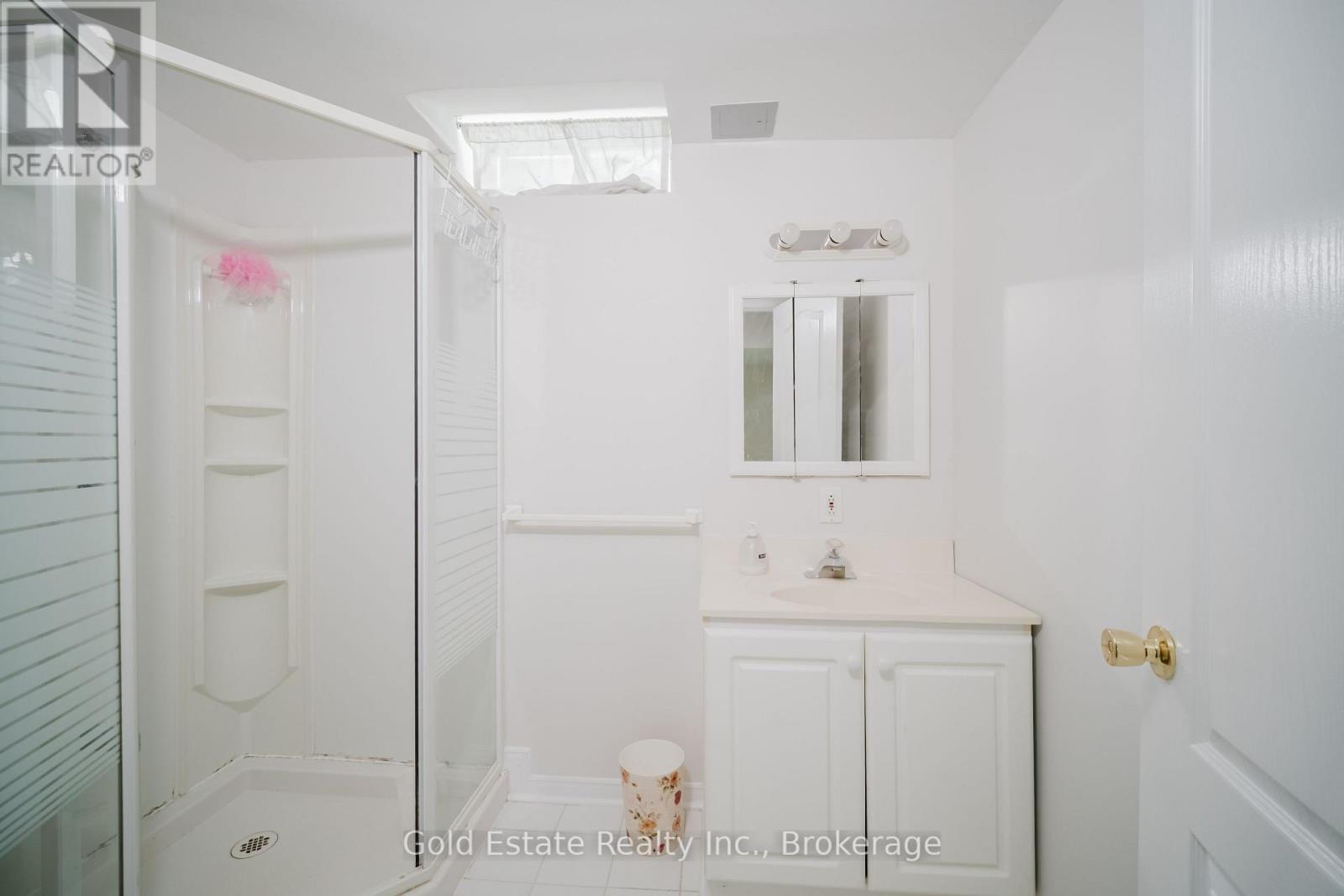1627 Samuelson Circle, Mississauga, ON - Indoor Photo Showing Bathroom