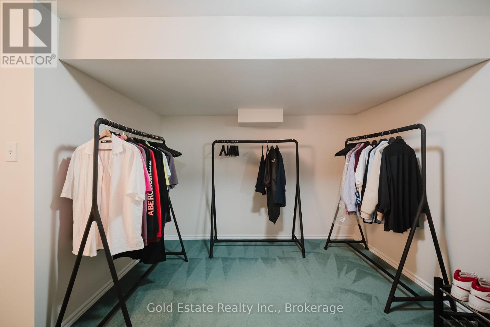 1627 Samuelson Circle, Mississauga, ON - Indoor With Storage