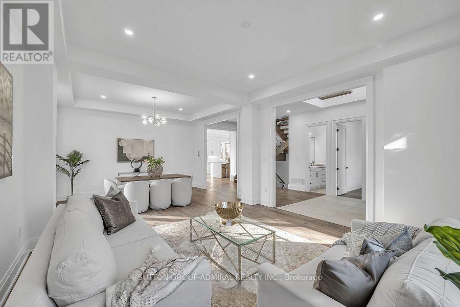 1377 Rometown Drive, Mississauga, ON - Indoor Photo Showing Living Room