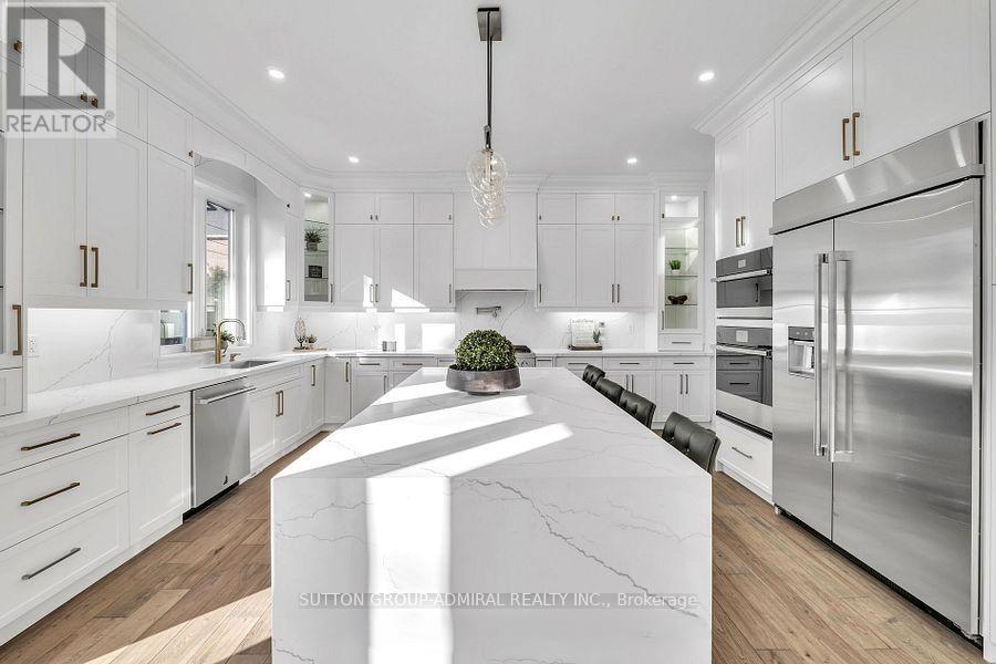 1377 Rometown Drive, Mississauga, ON - Indoor Photo Showing Kitchen With Upgraded Kitchen