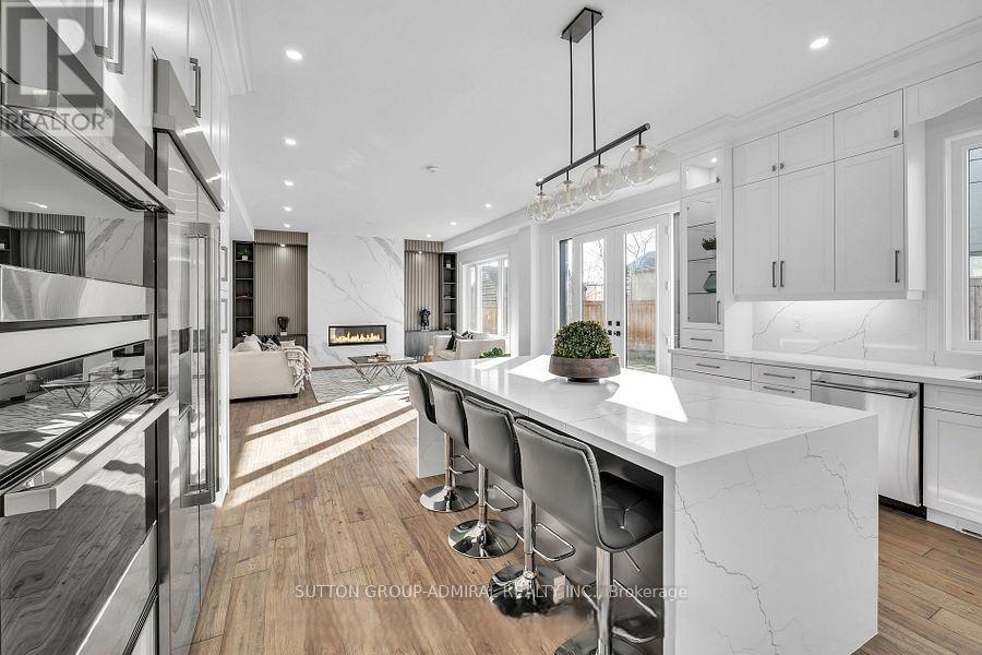 1377 Rometown Drive, Mississauga, ON - Indoor Photo Showing Kitchen With Upgraded Kitchen