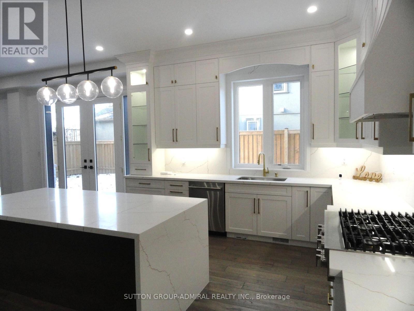 1377 Rometown Drive, Mississauga, ON - Indoor Photo Showing Kitchen With Upgraded Kitchen