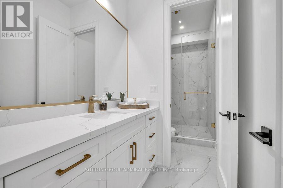 1377 Rometown Drive, Mississauga, ON - Indoor Photo Showing Bathroom