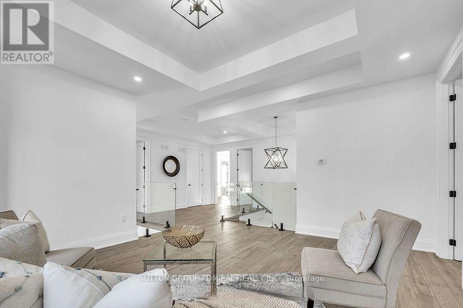 1377 Rometown Drive, Mississauga, ON - Indoor Photo Showing Living Room