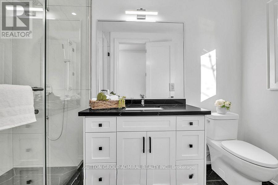 1377 Rometown Drive, Mississauga, ON - Indoor Photo Showing Bathroom