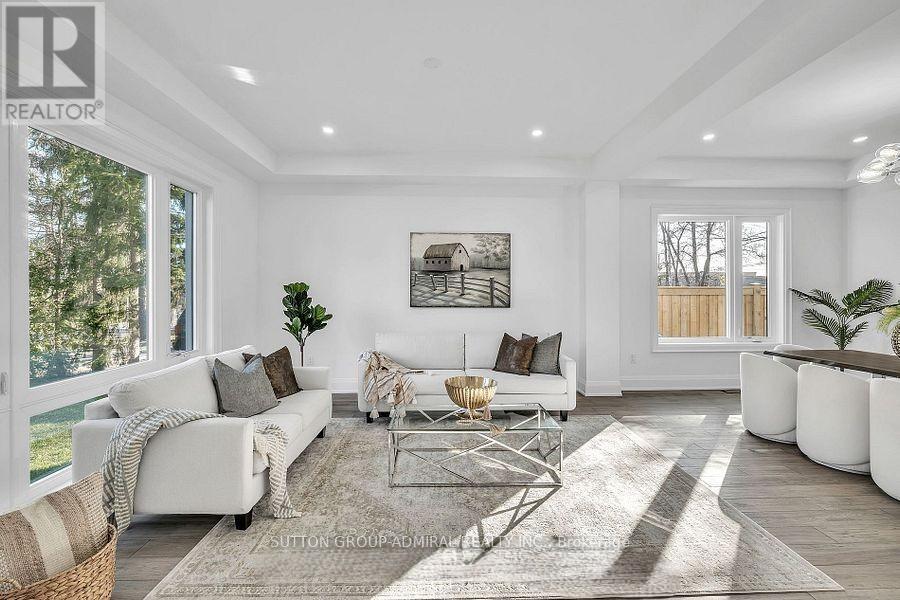 1377 Rometown Drive, Mississauga, ON - Indoor Photo Showing Living Room
