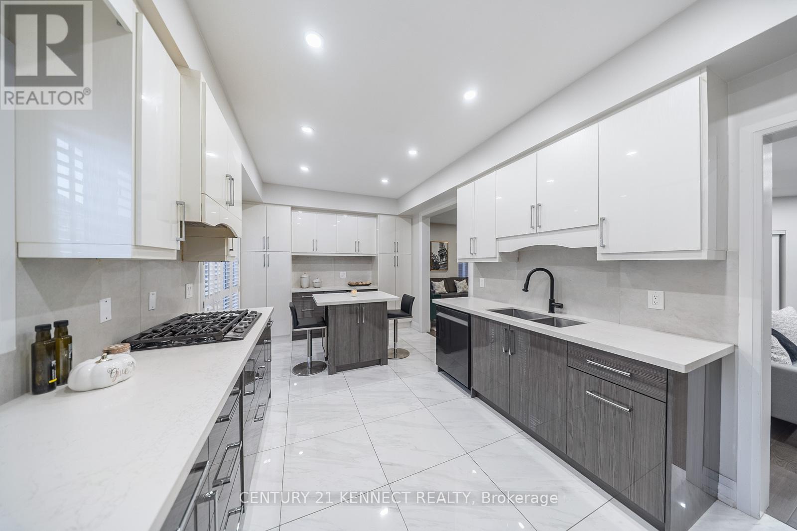 656 Kaiser Drive, Mississauga, ON - Indoor Photo Showing Kitchen With Double Sink With Upgraded Kitchen