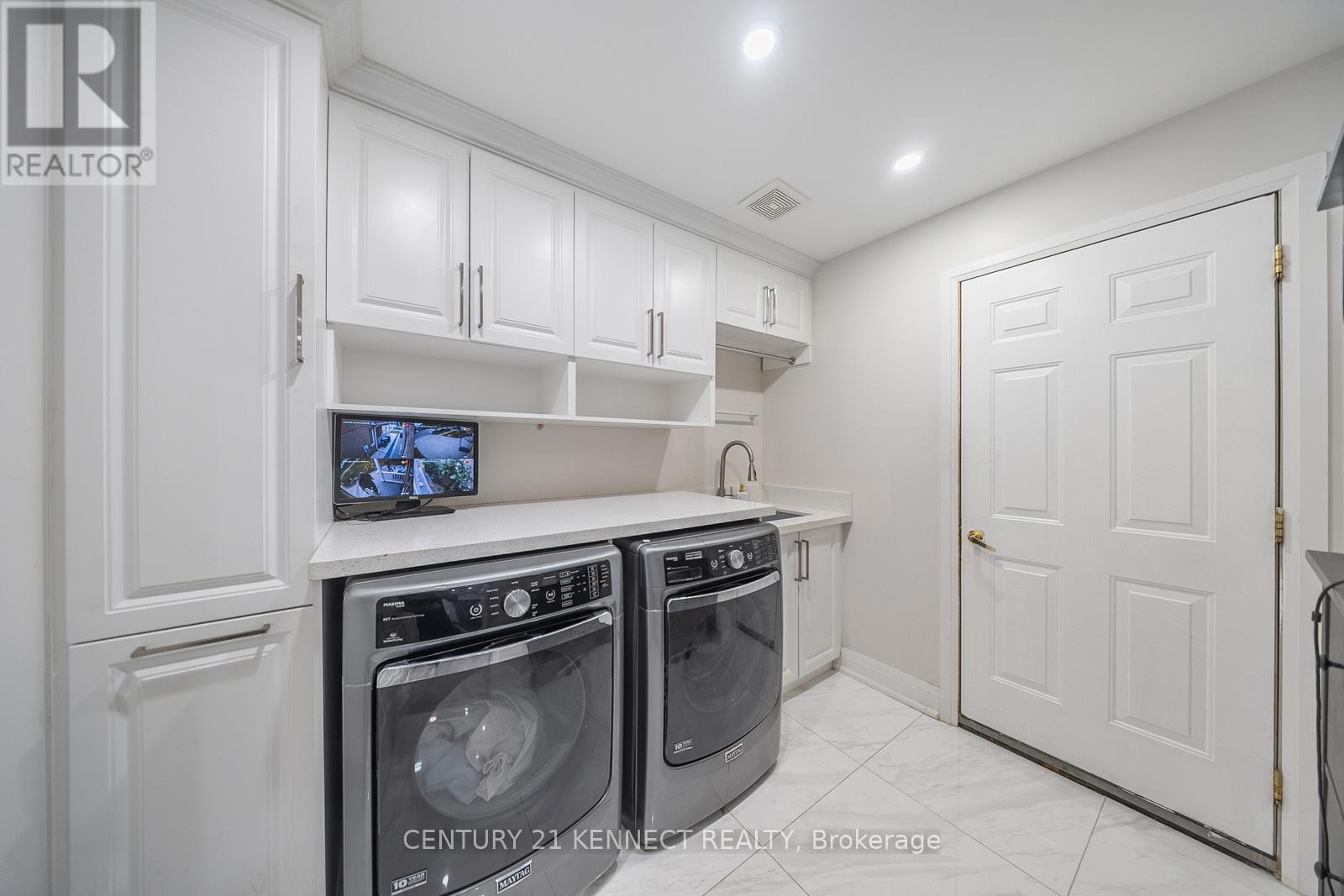 656 Kaiser Drive, Mississauga, ON - Indoor Photo Showing Laundry Room