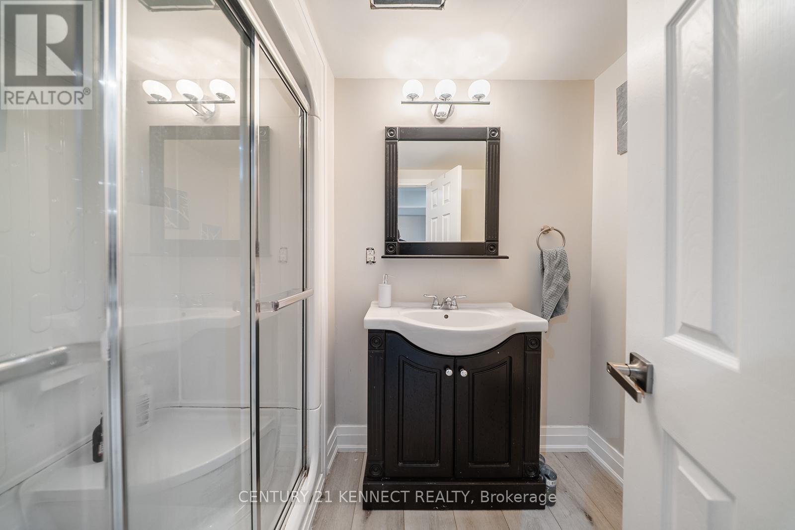 656 Kaiser Drive, Mississauga, ON - Indoor Photo Showing Bathroom