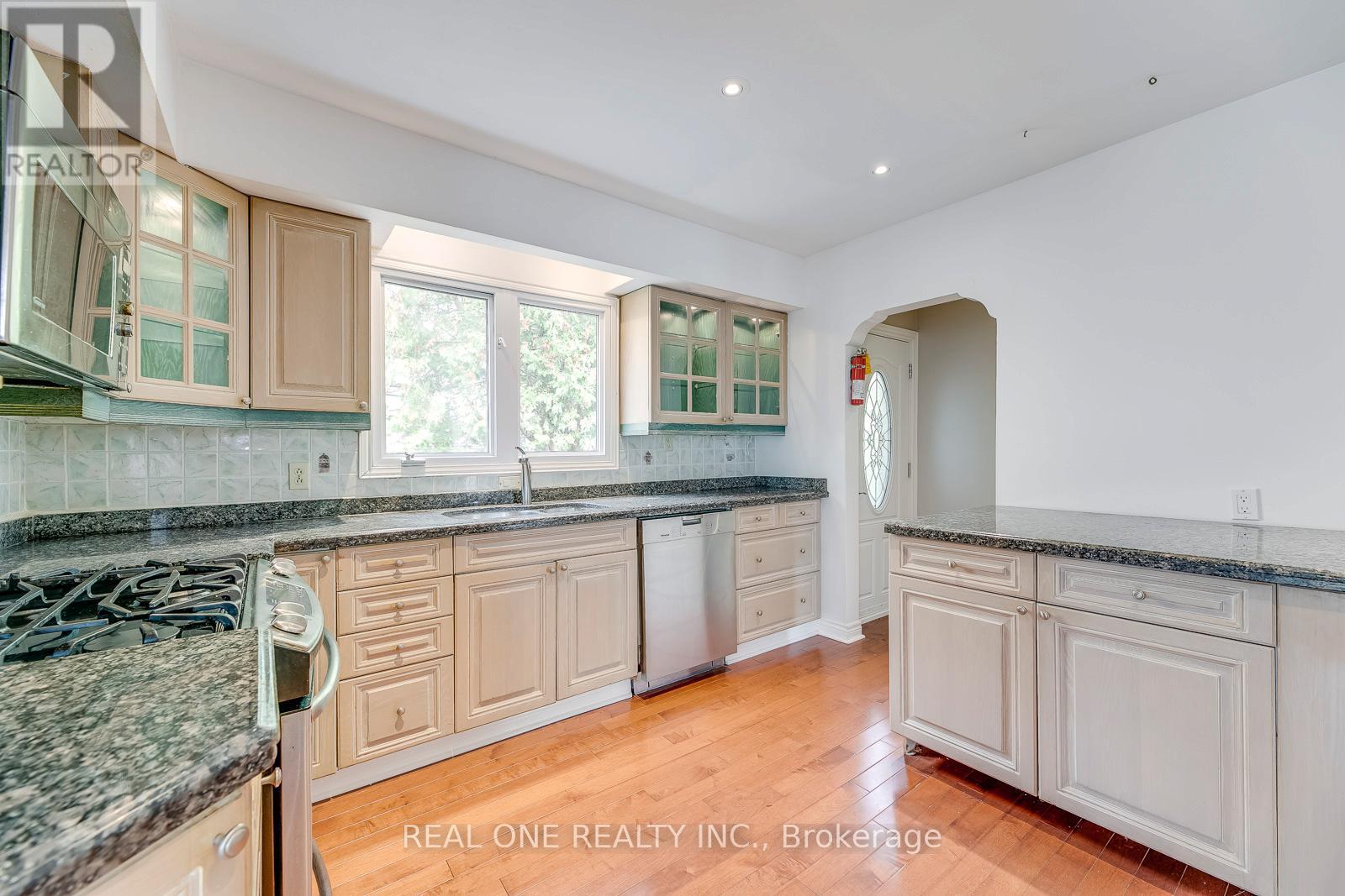 2181 Courtland Drive, Burlington, ON - Indoor Photo Showing Kitchen