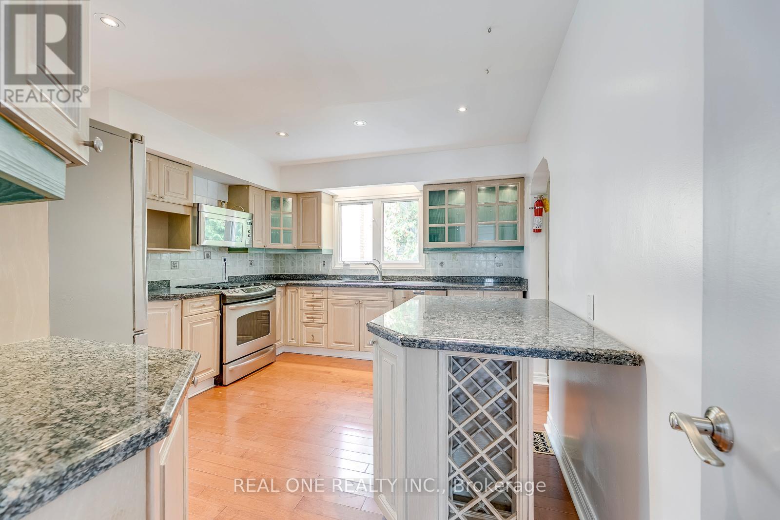 2181 Courtland Drive, Burlington, ON - Indoor Photo Showing Kitchen With Double Sink