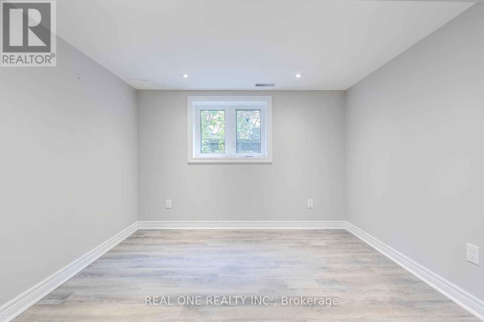 2181 Courtland Drive, Burlington, ON - Indoor Photo Showing Other Room