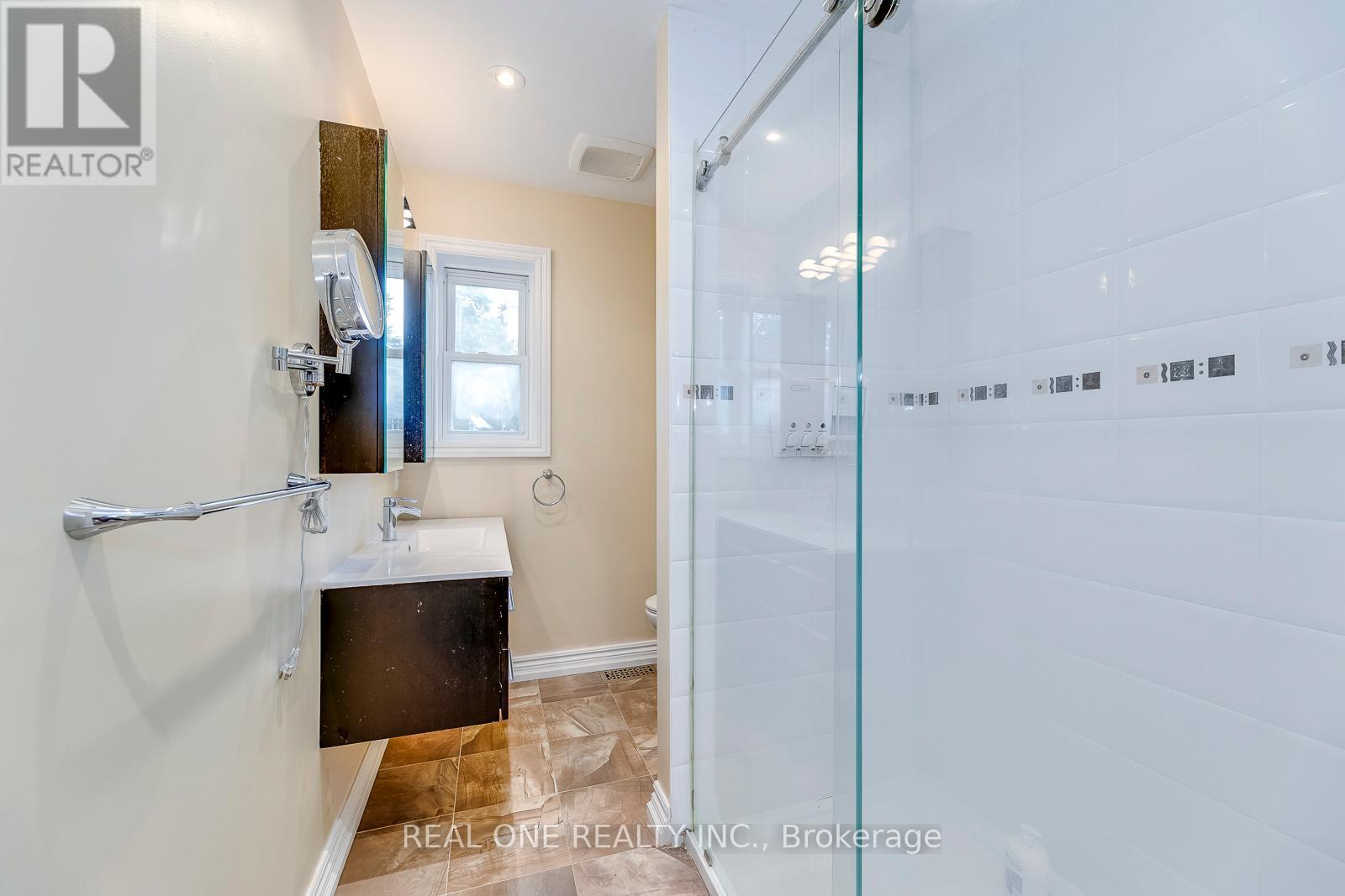 2181 Courtland Drive, Burlington, ON - Indoor Photo Showing Bathroom