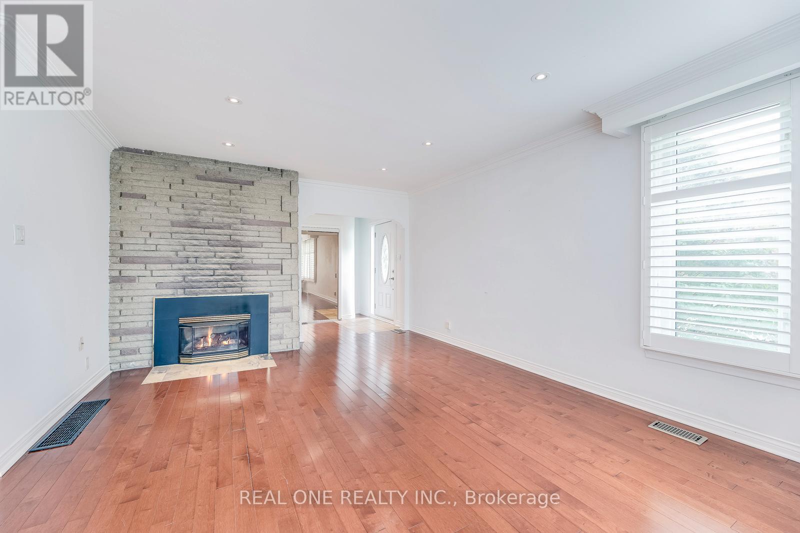 2181 Courtland Drive, Burlington, ON - Indoor Photo Showing Living Room With Fireplace