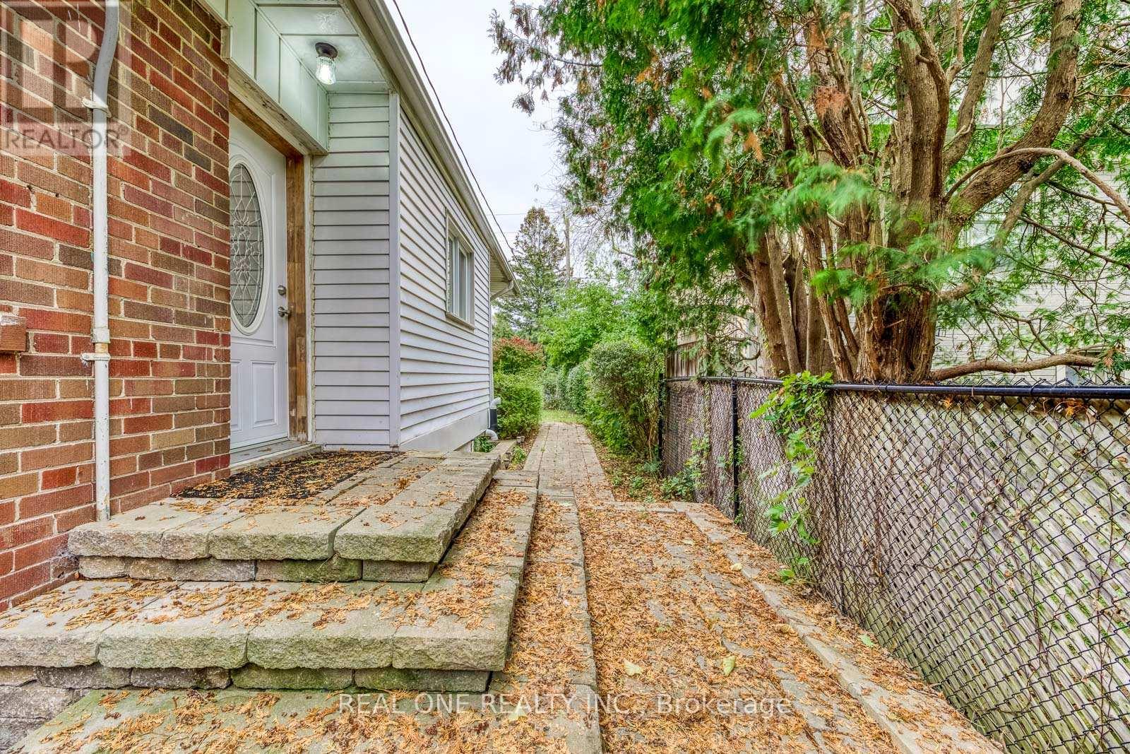 2181 Courtland Drive, Burlington, ON - Outdoor