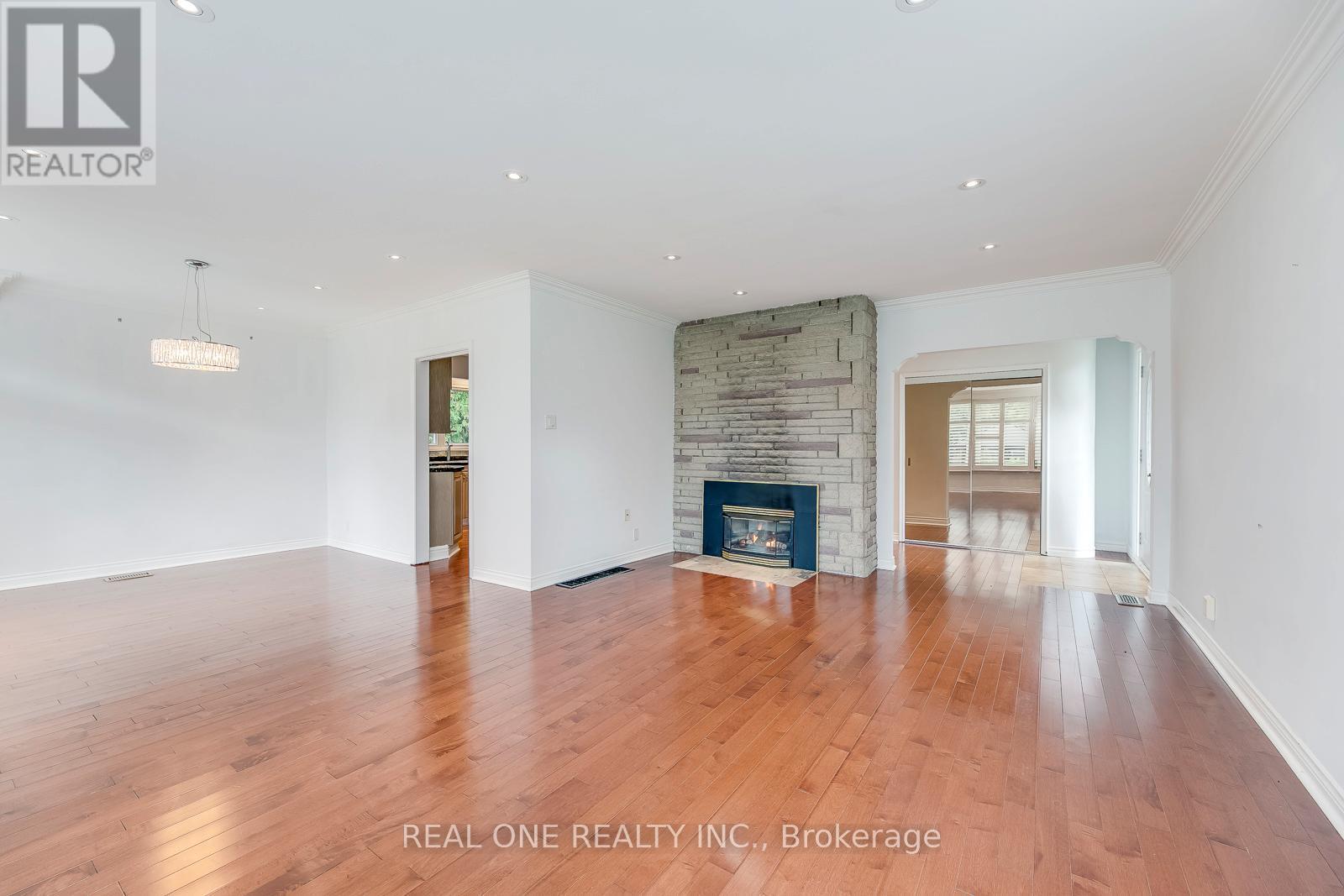 2181 Courtland Drive, Burlington, ON - Indoor Photo Showing Living Room With Fireplace