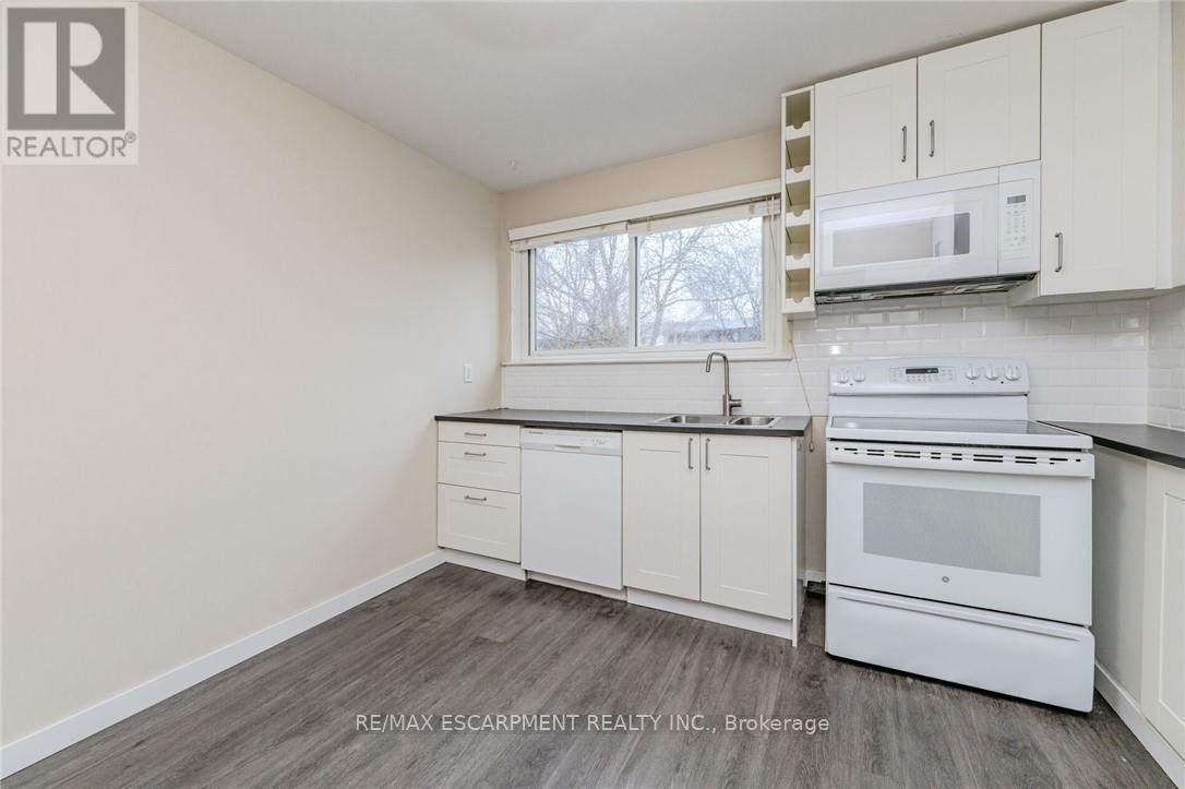 5479 Schueller Crescent, Burlington, ON - Indoor Photo Showing Kitchen With Double Sink
