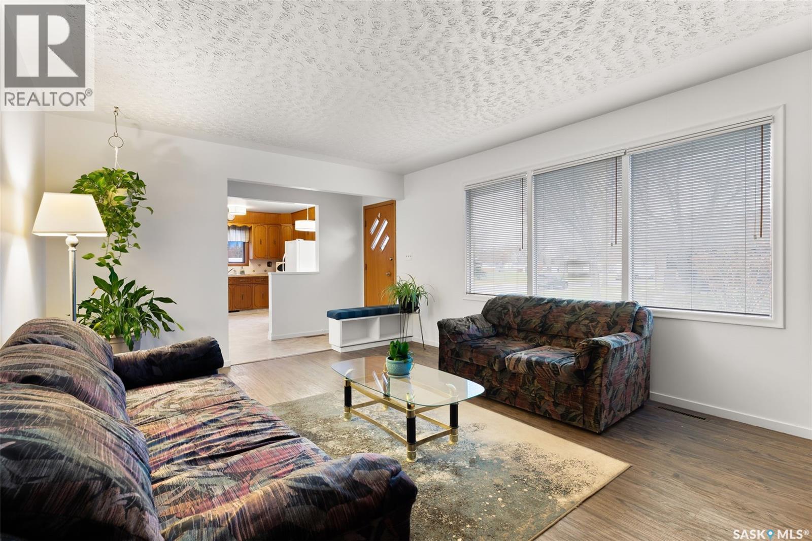 1020 9Th Avenue E, Regina, SK - Indoor Photo Showing Living Room