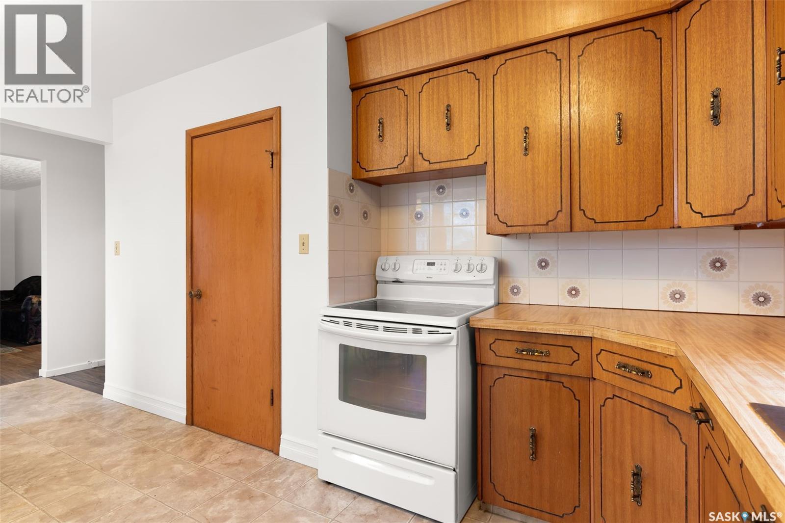 1020 9Th Avenue E, Regina, SK - Indoor Photo Showing Kitchen