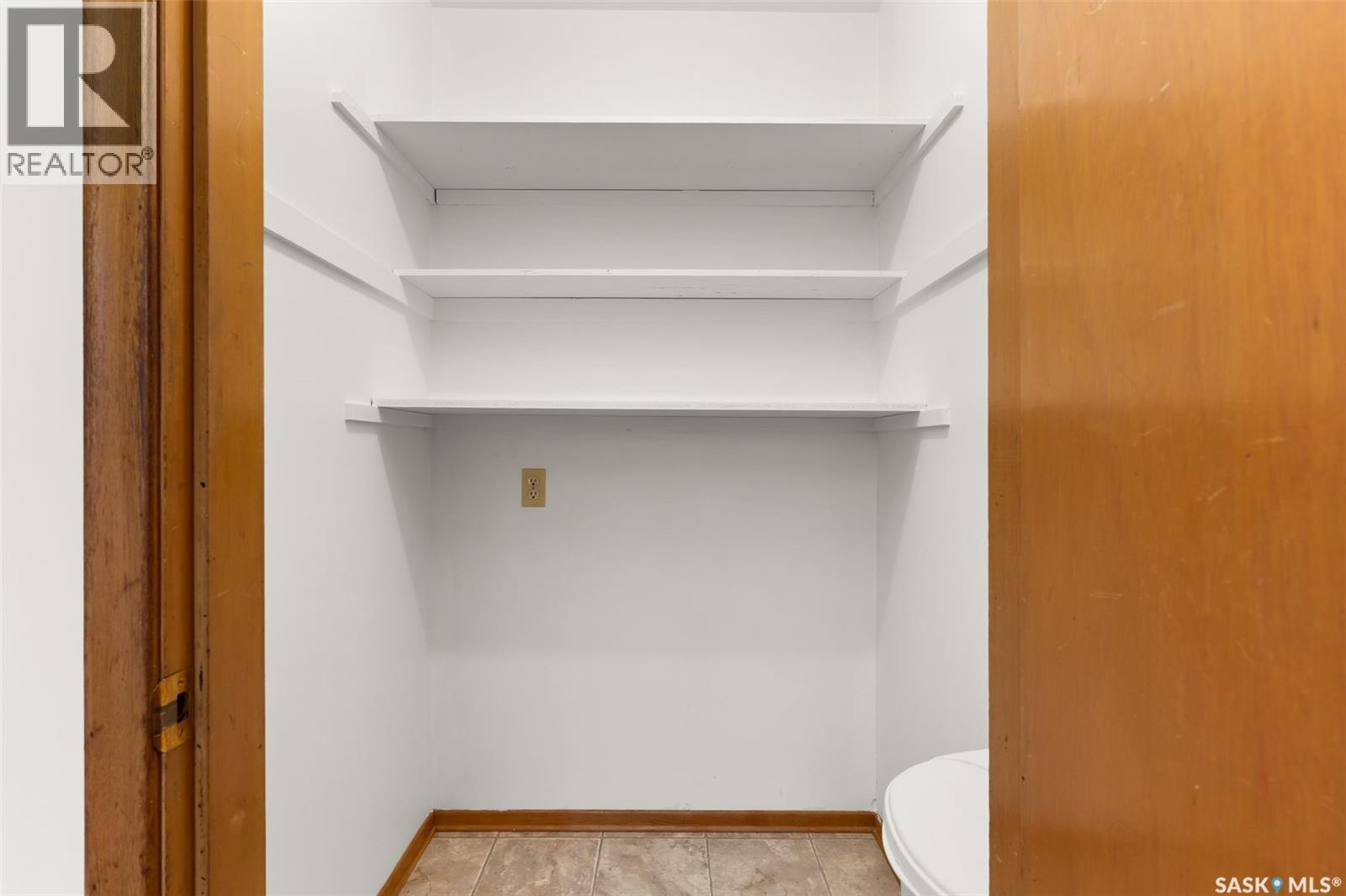 1020 9Th Avenue E, Regina, SK - Indoor With Storage