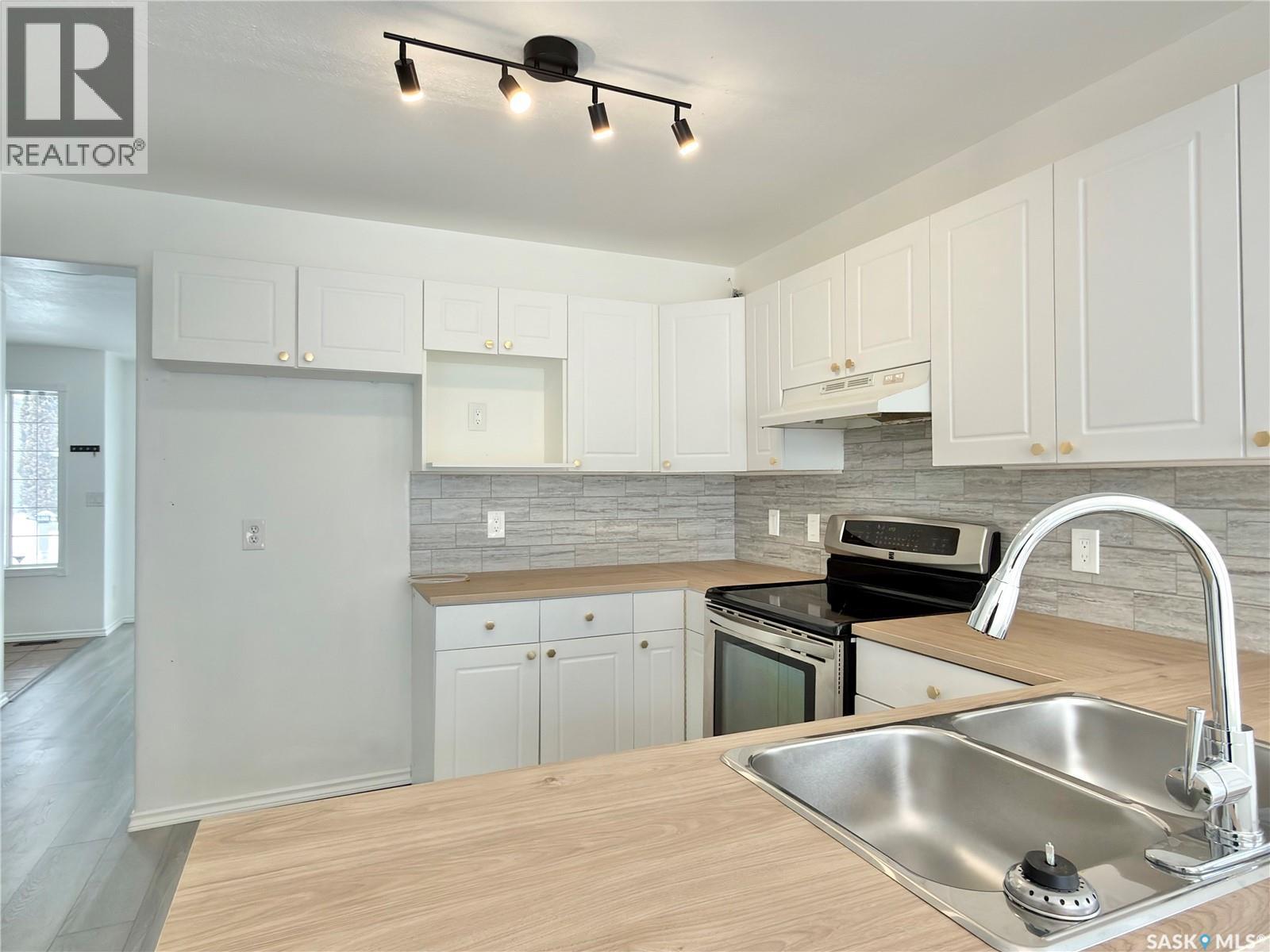 538 Carter Way, Saskatoon, SK - Indoor Photo Showing Kitchen With Double Sink