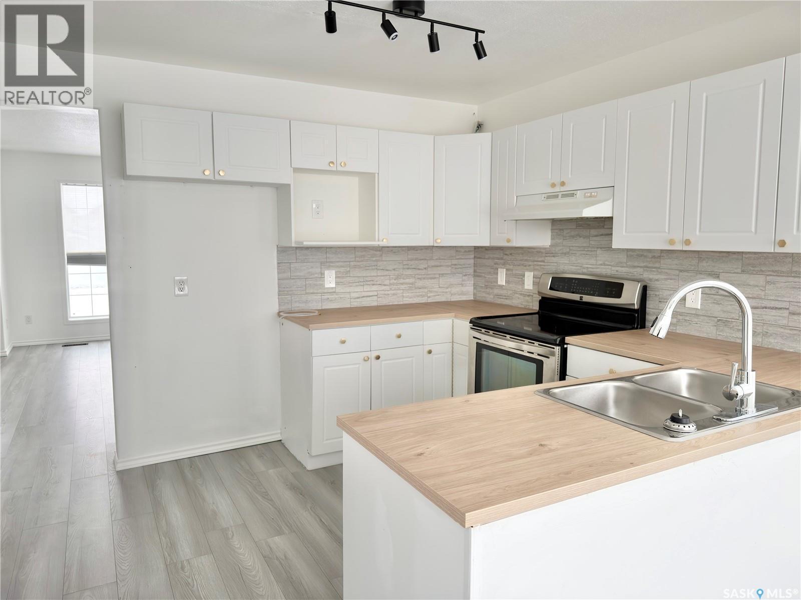 538 Carter Way, Saskatoon, SK - Indoor Photo Showing Kitchen With Double Sink