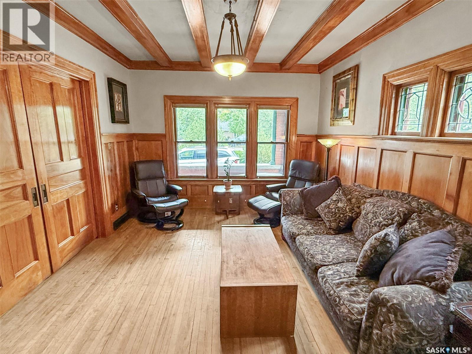 735 Sidney Street E, Swift Current, SK - Indoor Photo Showing Living Room