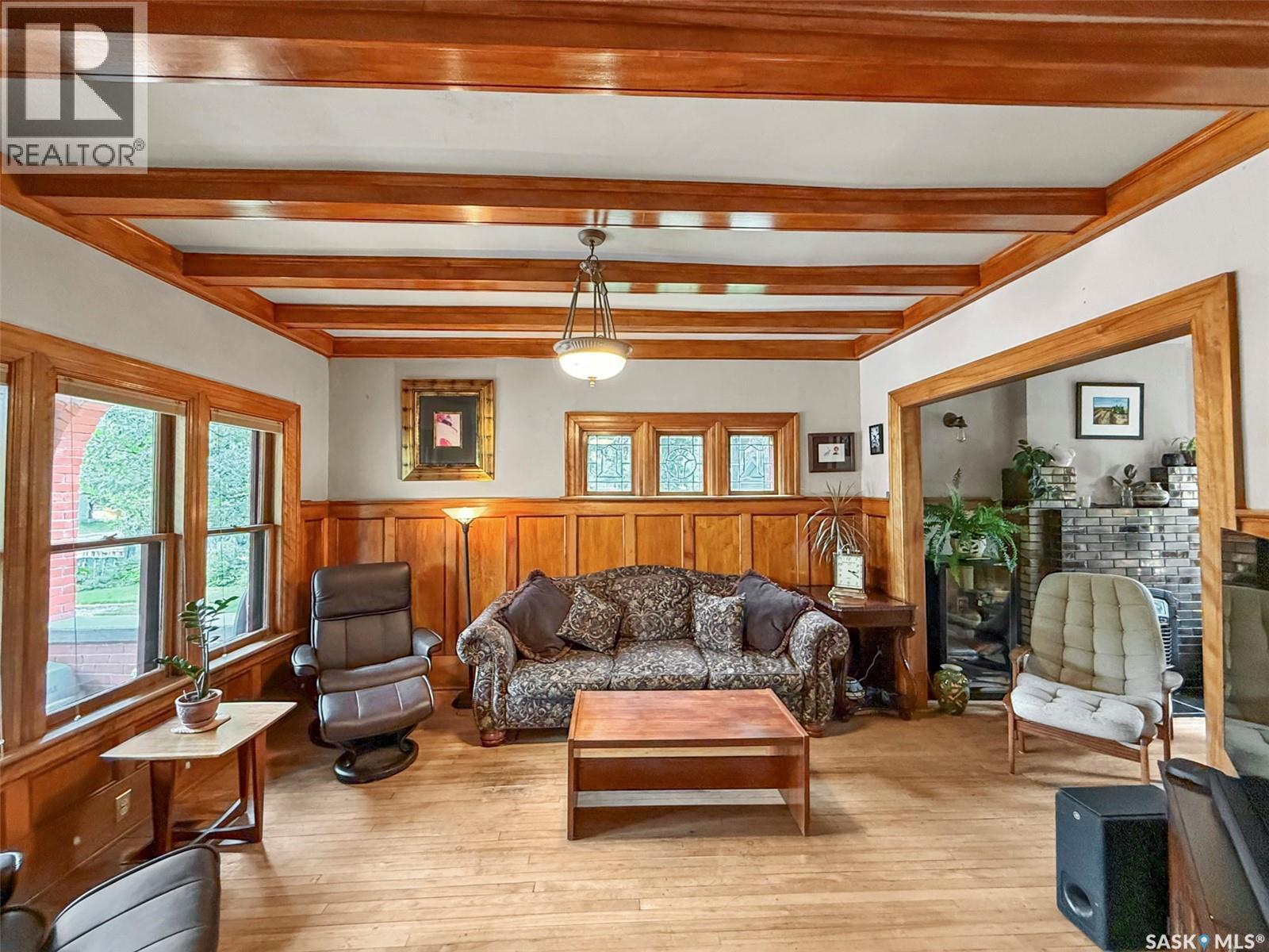735 Sidney Street E, Swift Current, SK - Indoor Photo Showing Living Room