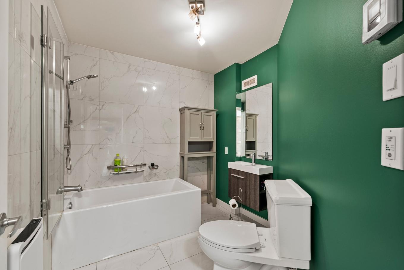 Intergénération - 182 Rue De Saguenay, Bromont, QC - Indoor Photo Showing Bathroom