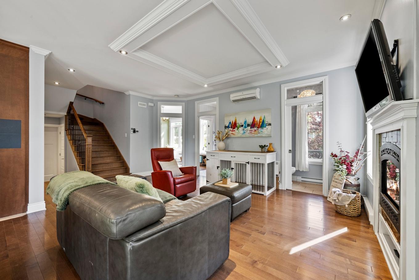 Salon - 182 Rue De Saguenay, Bromont, QC - Indoor