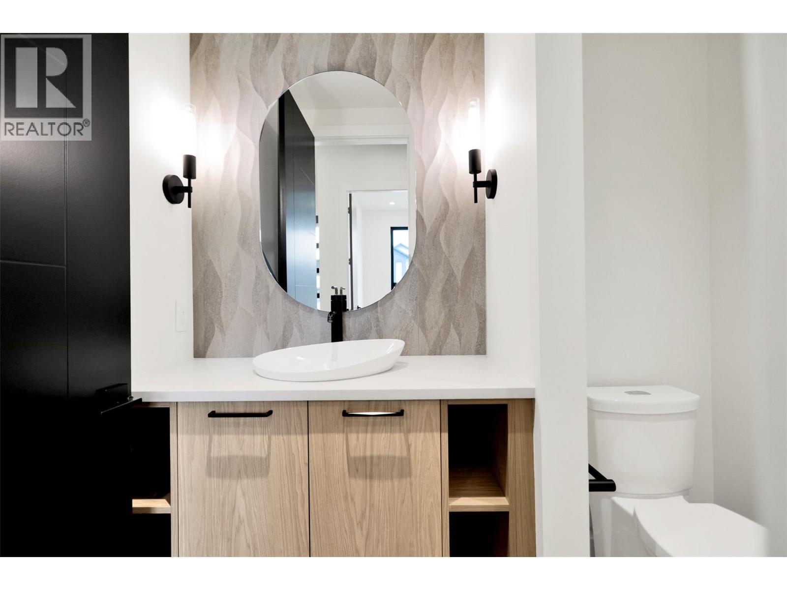 Powder room on main - 5533 Foothill Court, Kelowna, BC - Indoor Photo Showing Bathroom