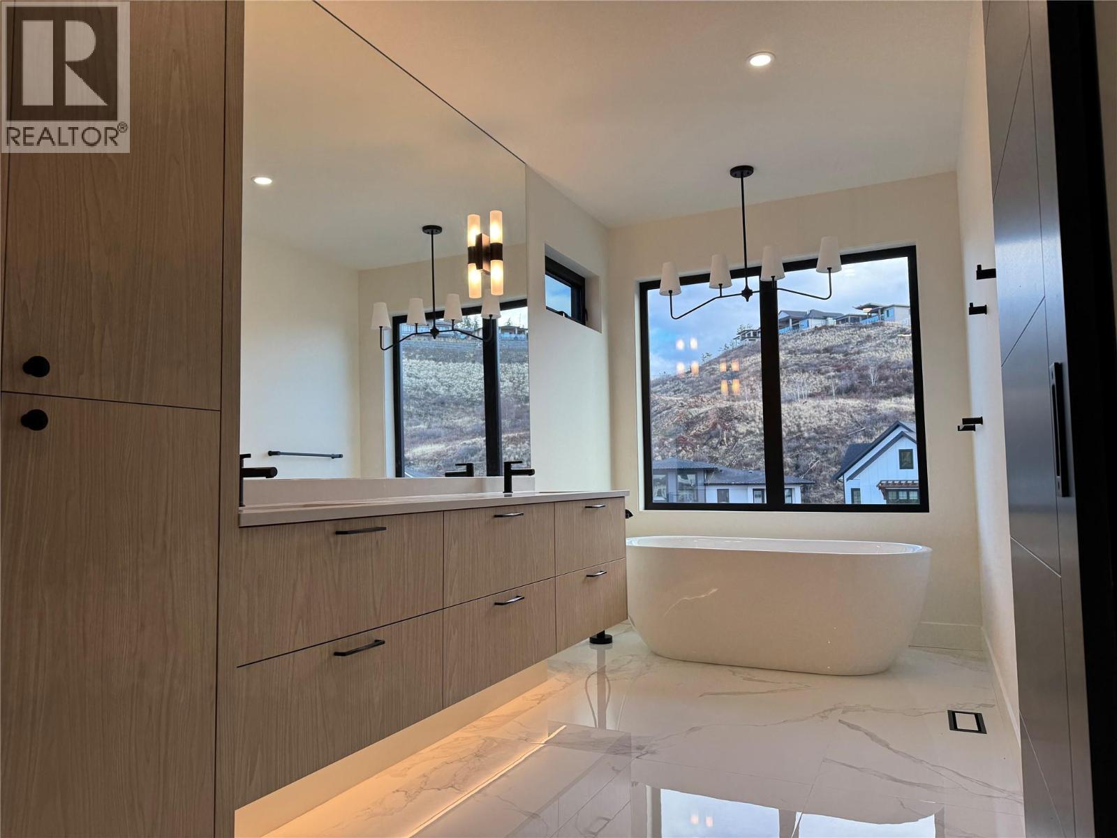 5533 Foothill Court, Kelowna, BC - Indoor Photo Showing Bathroom