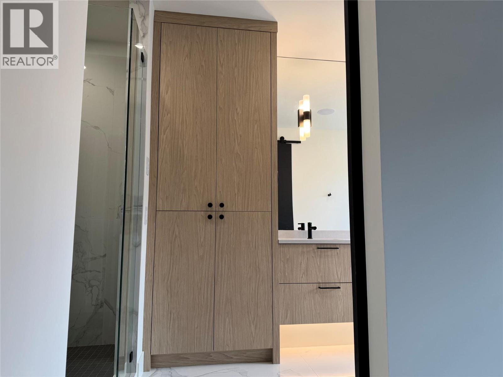 5533 Foothill Court, Kelowna, BC - Indoor