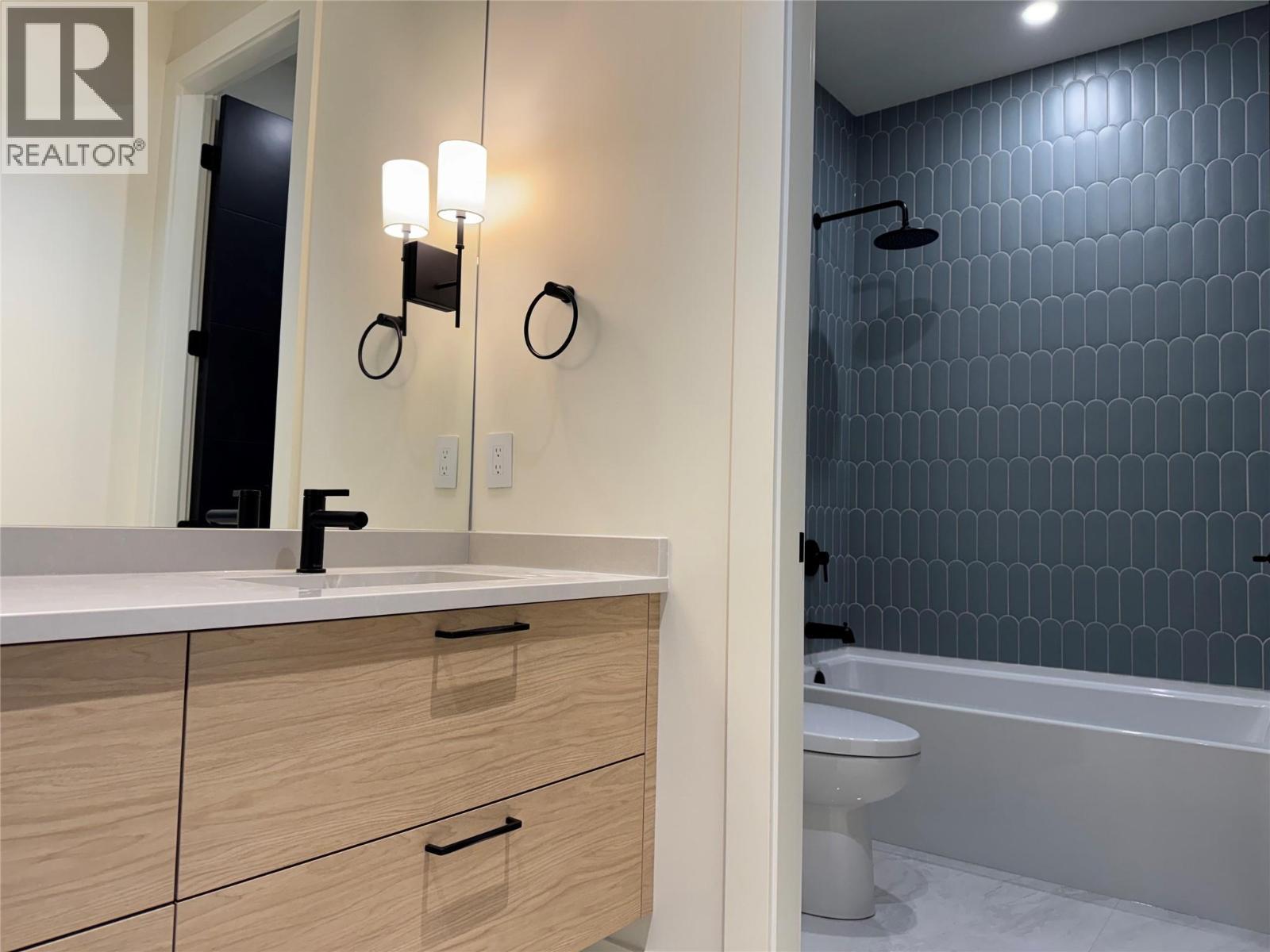 Bathroom Upper - 5533 Foothill Court, Kelowna, BC - Indoor Photo Showing Bathroom