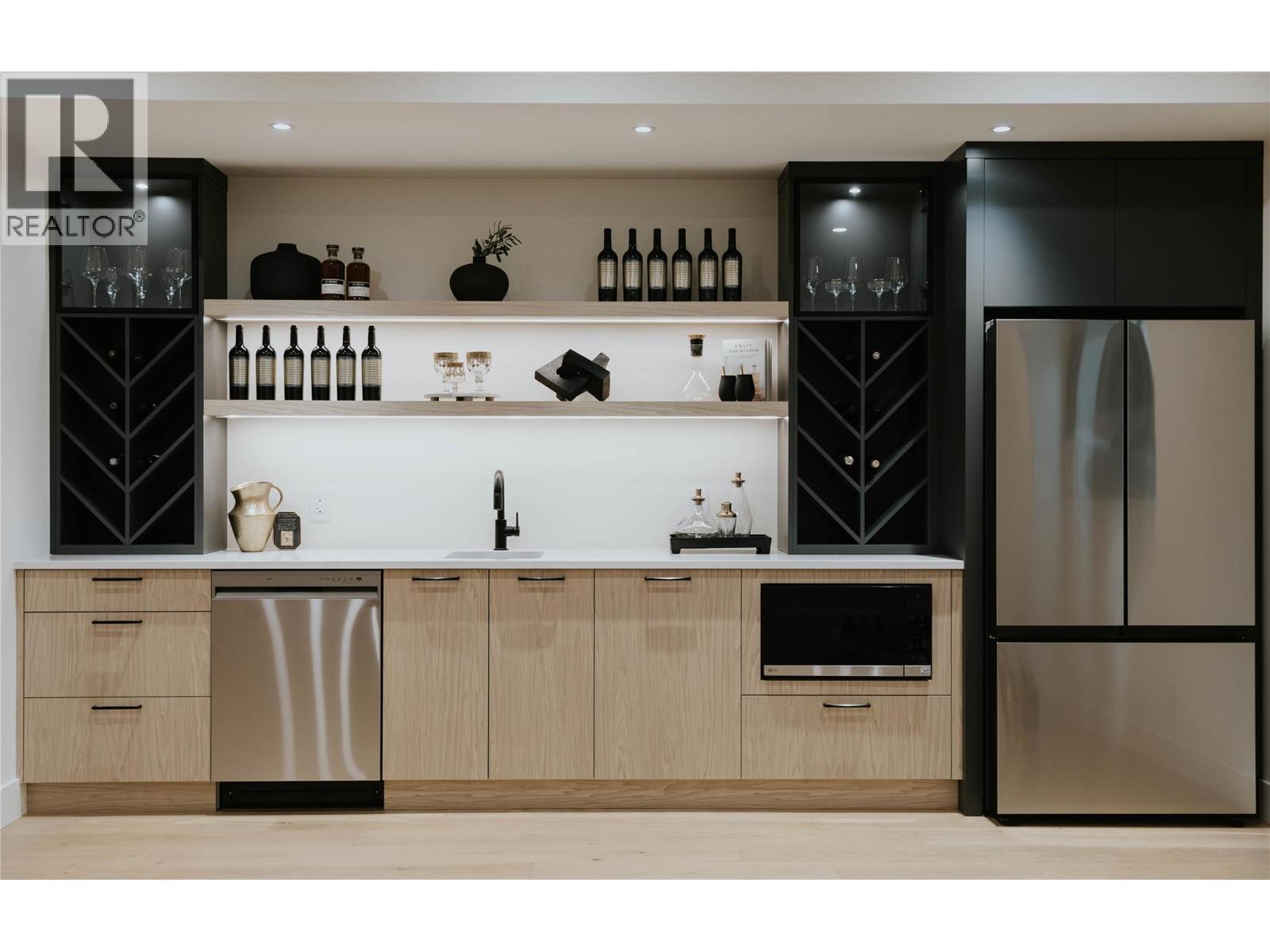 An entertainer's dream space - 5533 Foothill Court, Kelowna, BC - Indoor Photo Showing Kitchen