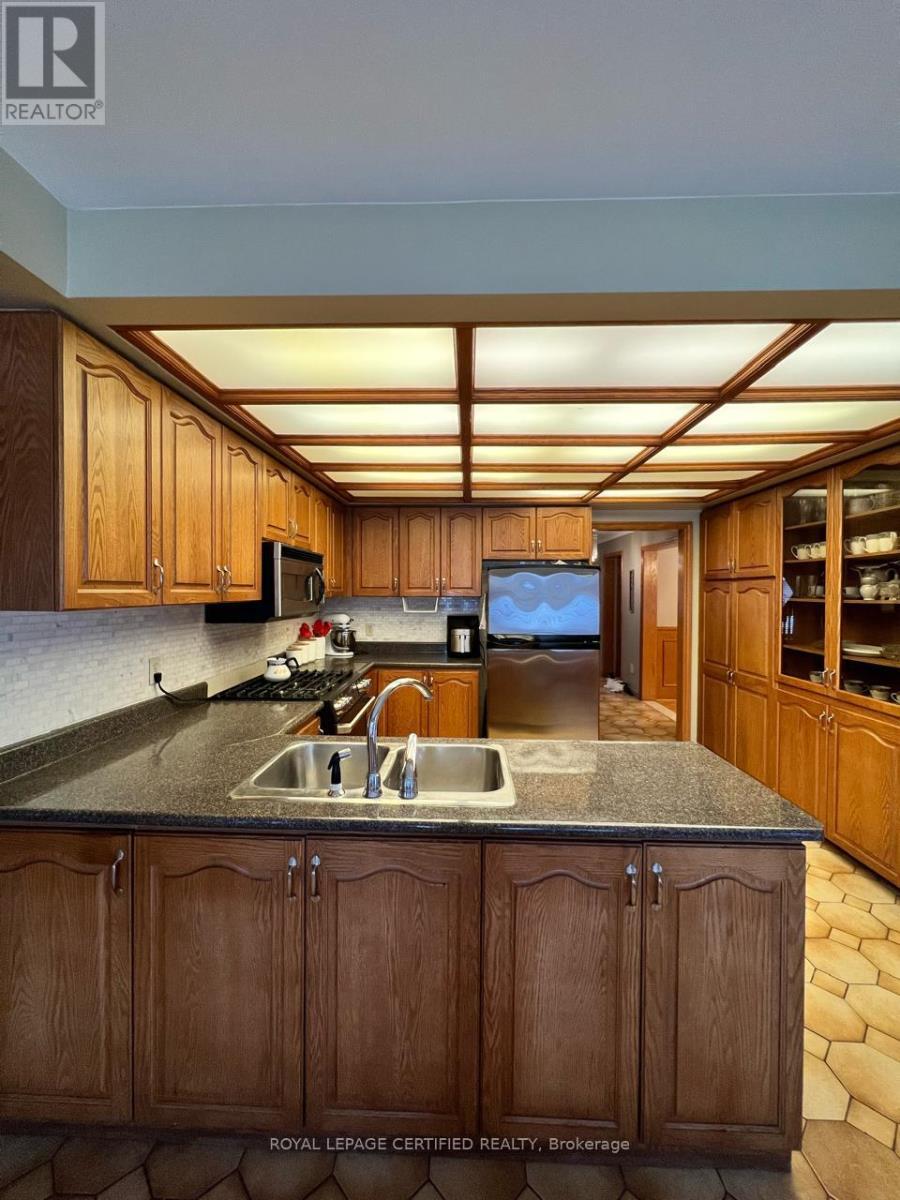 4261 Capilano Court, Mississauga, ON - Indoor Photo Showing Kitchen With Double Sink