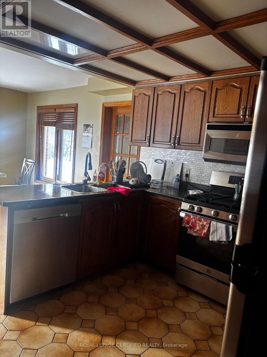 4261 Capilano Court, Mississauga, ON - Indoor Photo Showing Kitchen