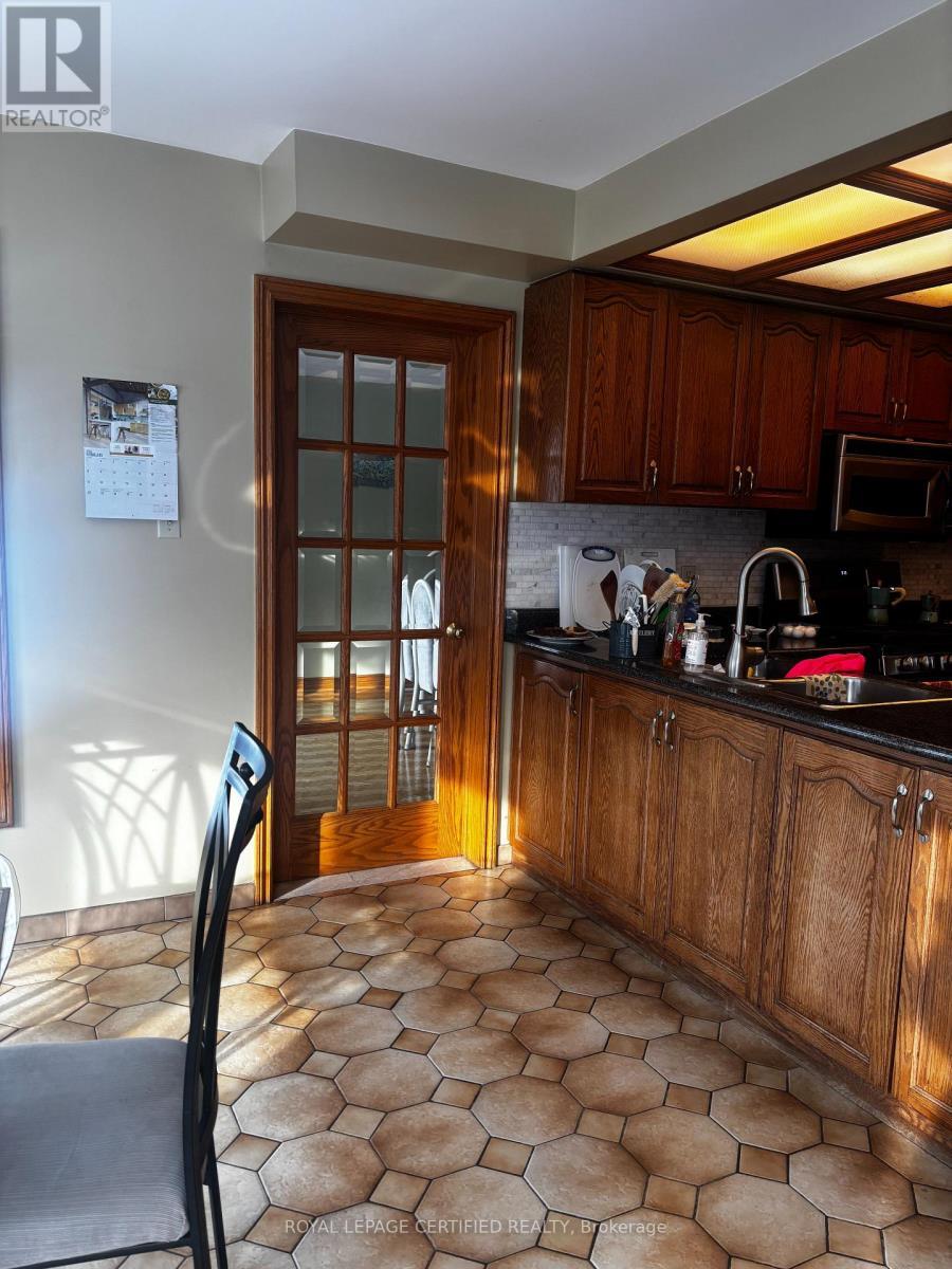 4261 Capilano Court, Mississauga, ON - Indoor Photo Showing Kitchen