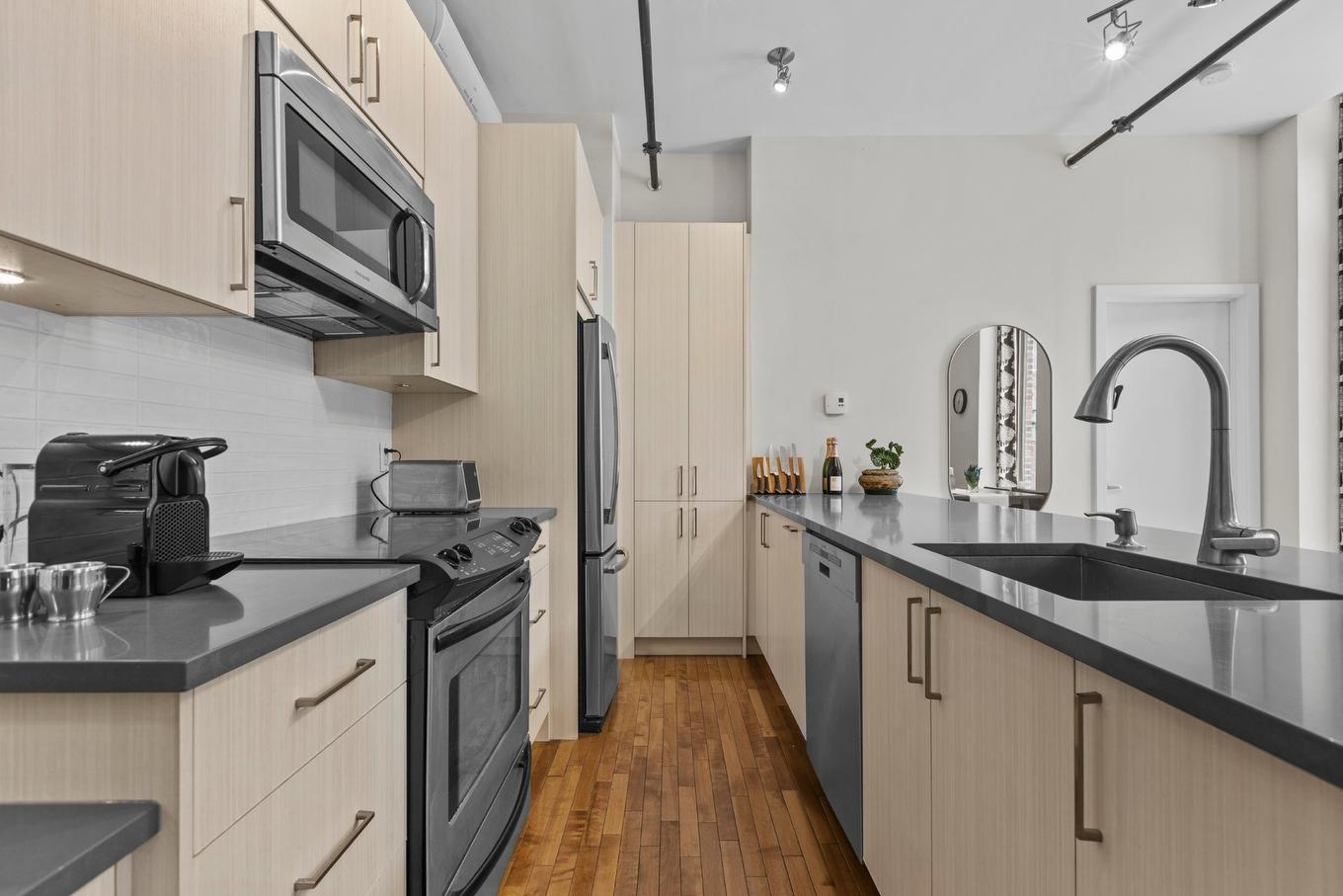 Cuisine - 104-1015 Rue William, Montréal (Le Sud-Ouest), QC - Indoor Photo Showing Kitchen With Upgraded Kitchen