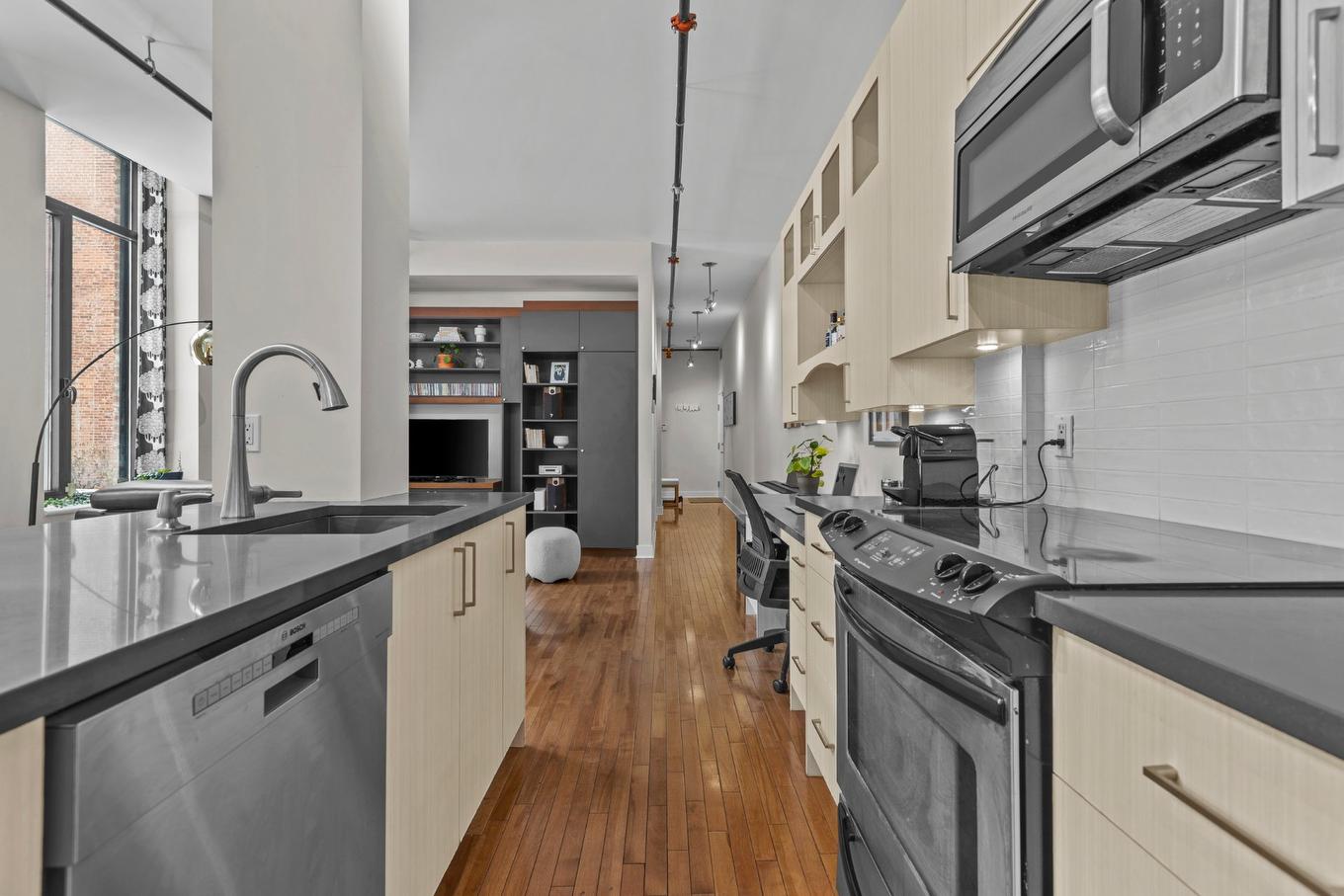 Cuisine - 104-1015 Rue William, Montréal (Le Sud-Ouest), QC - Indoor Photo Showing Kitchen With Upgraded Kitchen