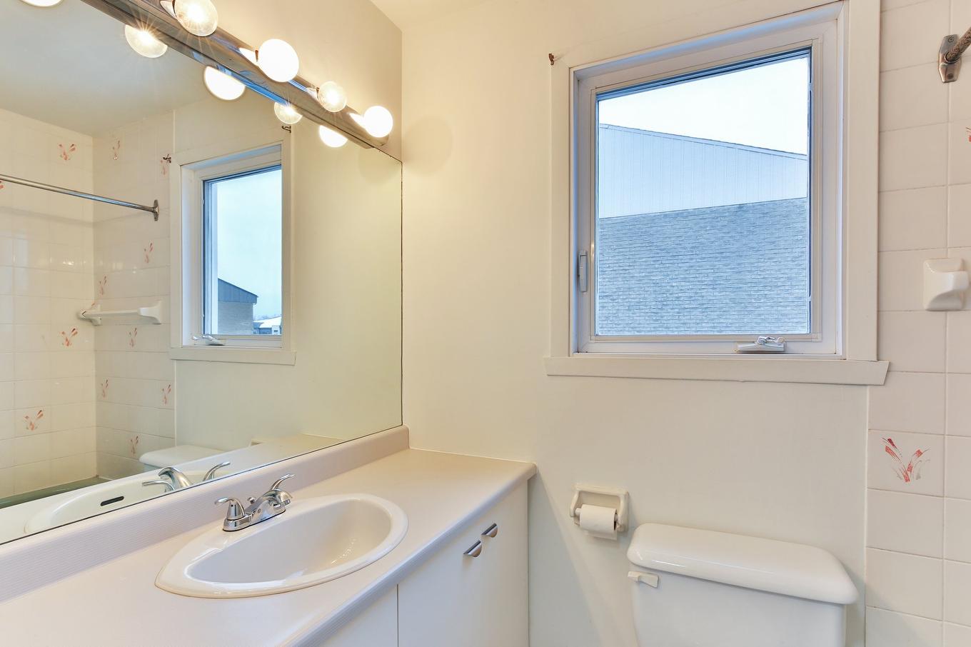 Bathroom - 660 Rue Boisvert, Saint-Jean-Sur-Richelieu, QC - Indoor Photo Showing Bathroom