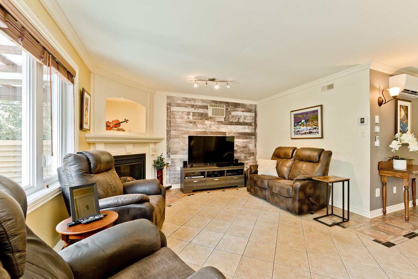 Living room - 265 Rue Rolland-Dion, Magog, QC - Indoor Photo Showing Living Room With Fireplace