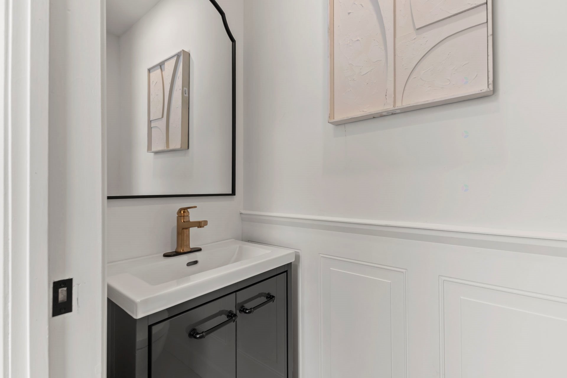 Powder room - 94 Av. Fieldsend, Beaconsfield, QC - Indoor Photo Showing Bathroom