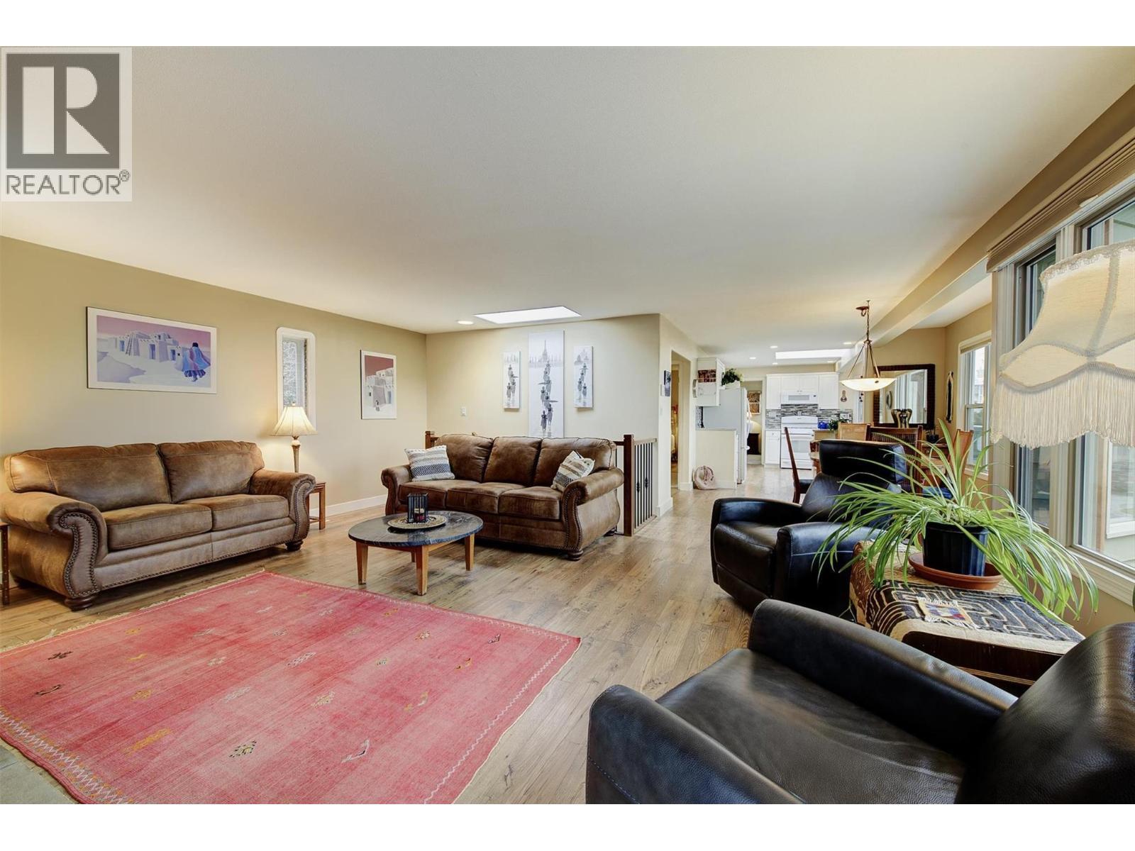 391 Braeloch Road, Kelowna, BC - Indoor Photo Showing Living Room