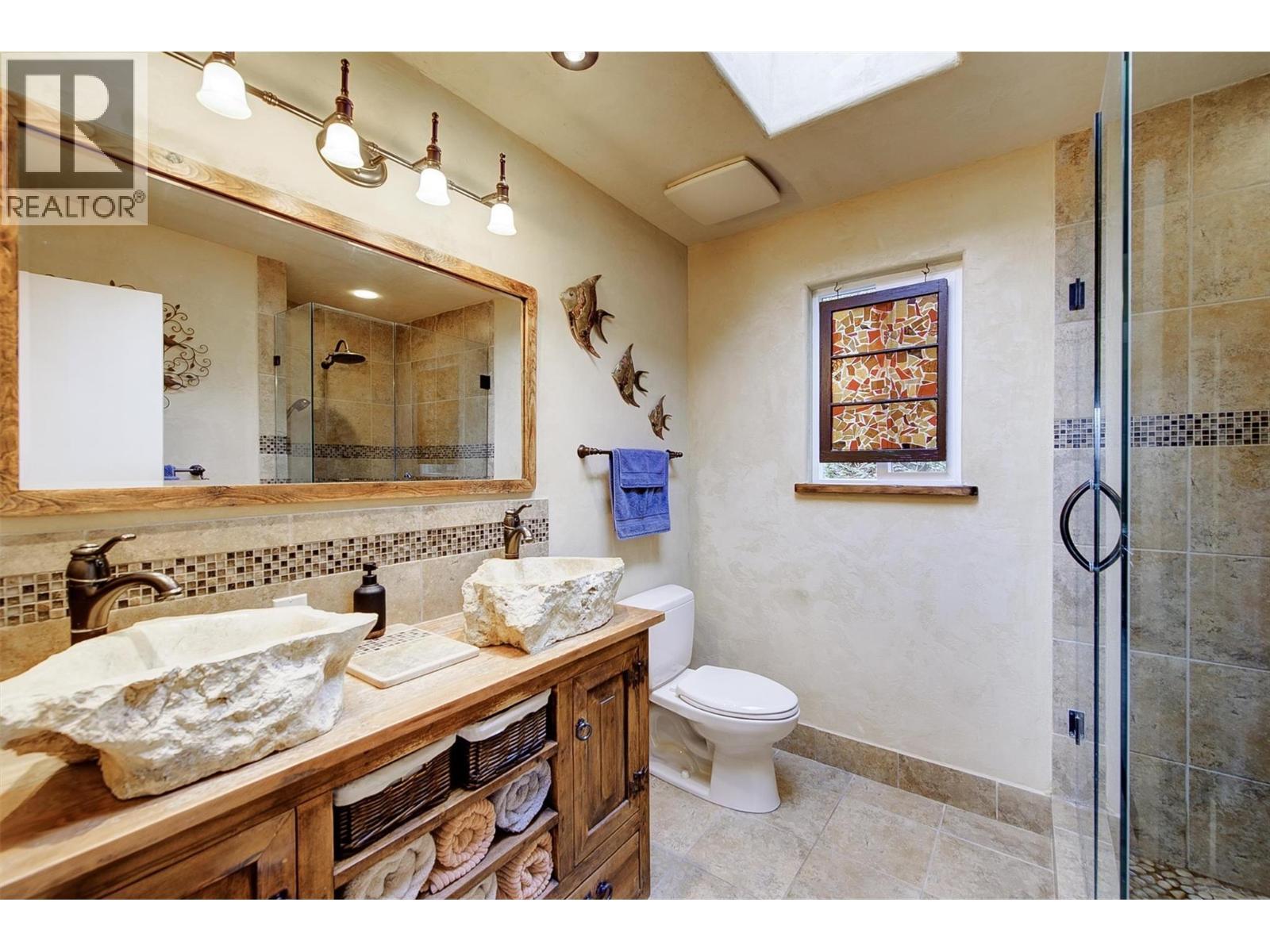 Main floor - 4 pc bathroom - 391 Braeloch Road, Kelowna, BC - Indoor Photo Showing Bathroom