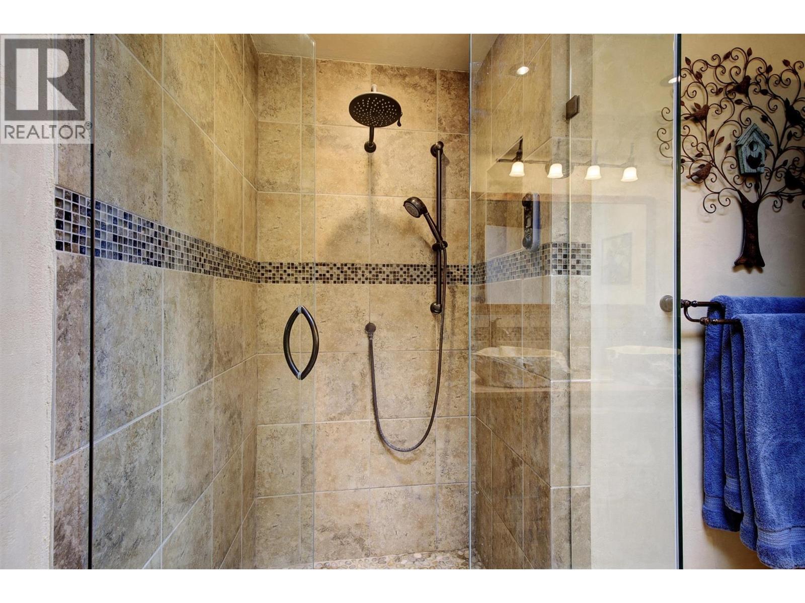 Dual head walk in shower with custom tile and glass - 391 Braeloch Road, Kelowna, BC - Indoor Photo Showing Bathroom